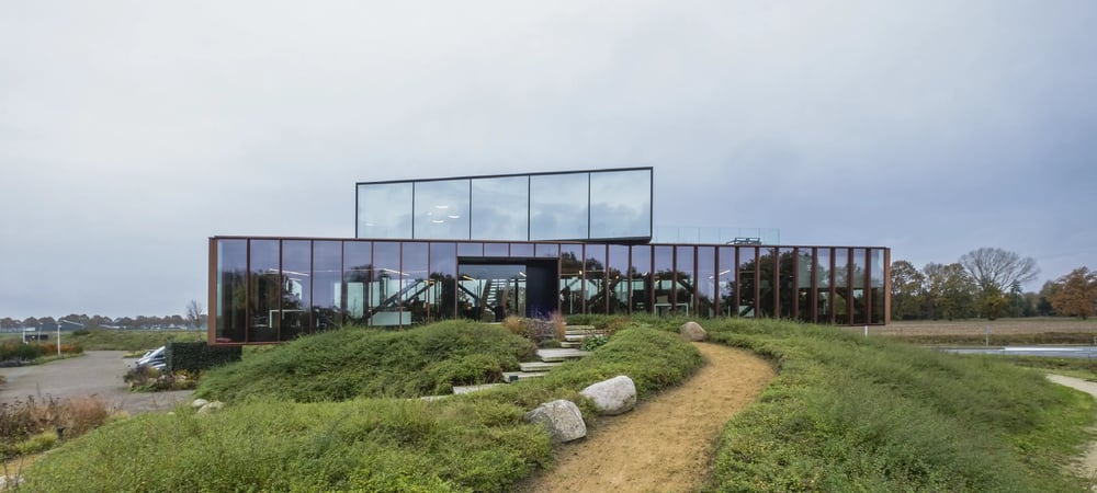 Buitenzijde van het bedrijfspand van KeenSystems. Van een afstand gefotografeerd.