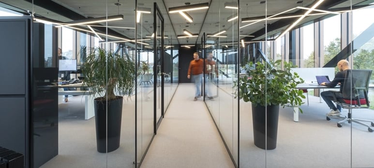 Medewerkers van KeenSystems loopt door hal.