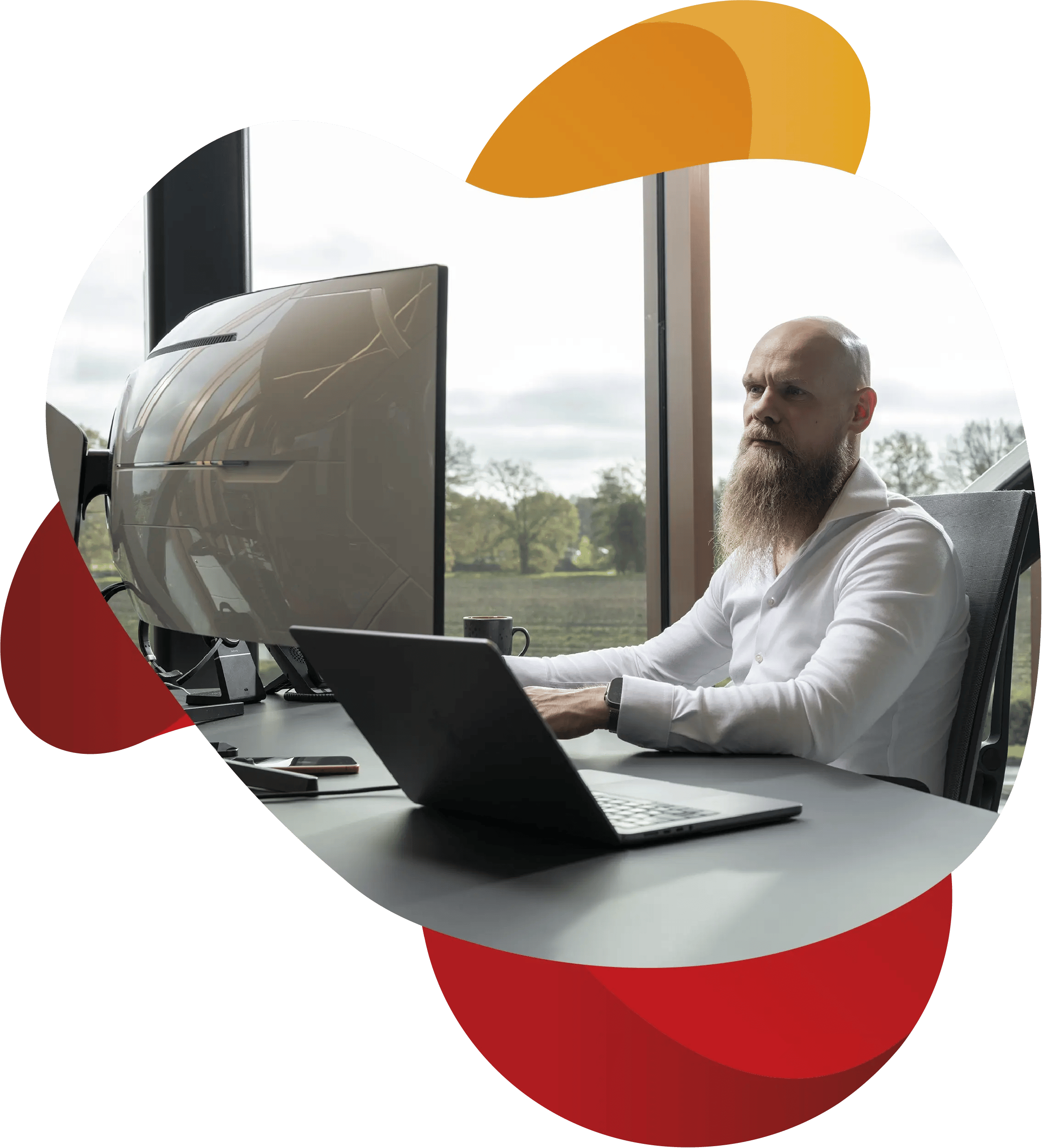 Medewerker kijkt naar zijn beeldscherm