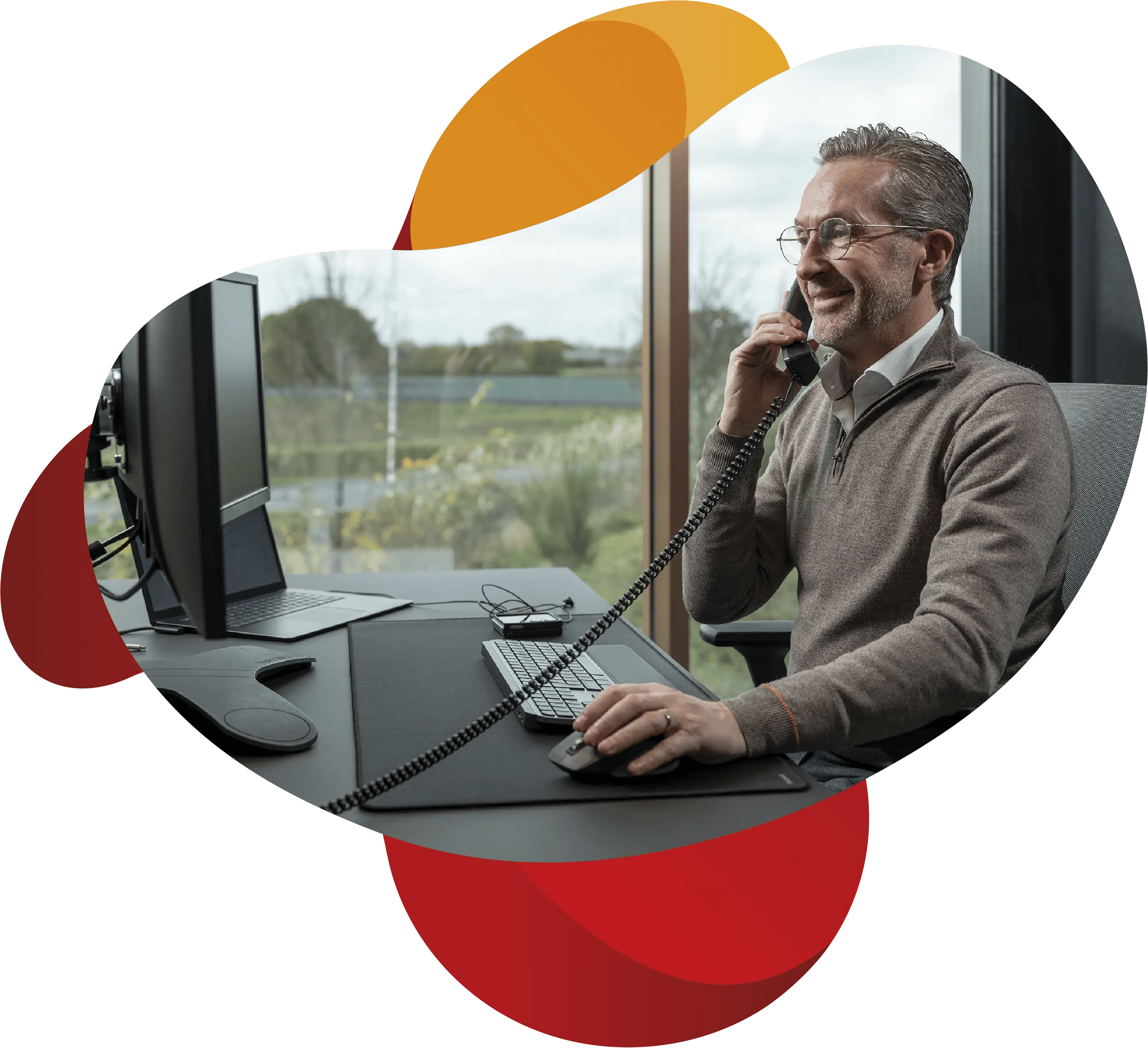 Medewerker kijkt tijdens het bellen naar zijn scherm