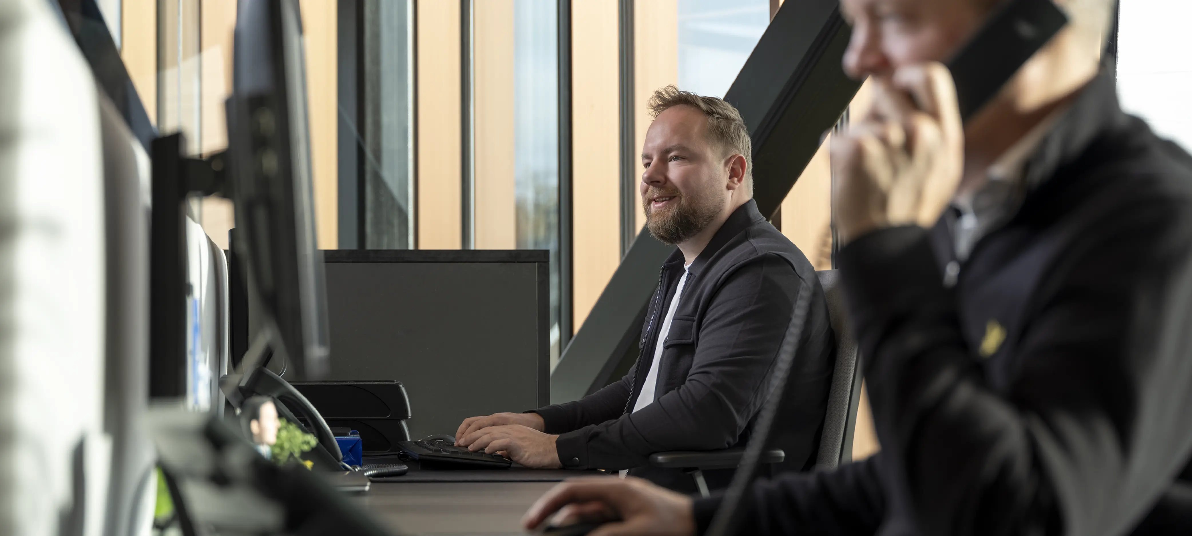 medewerkers KeenSystems kijken naar scherm en lachen