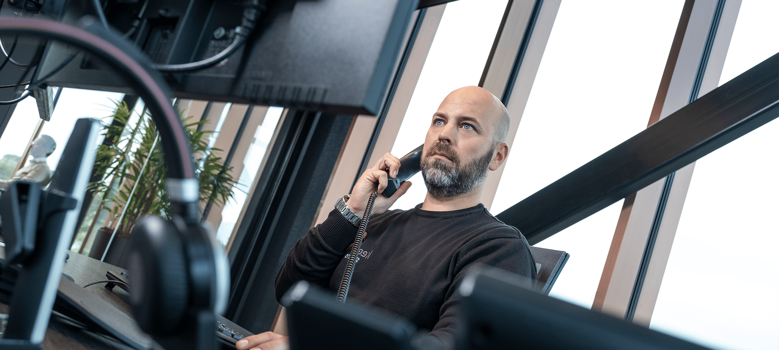 Medewerker van KeenSystems aan telefoon.