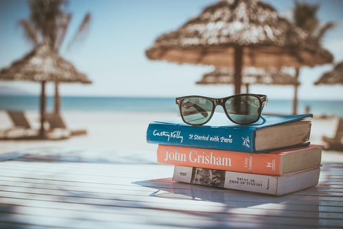 Boeken en een telefoon met tropische achtergrond