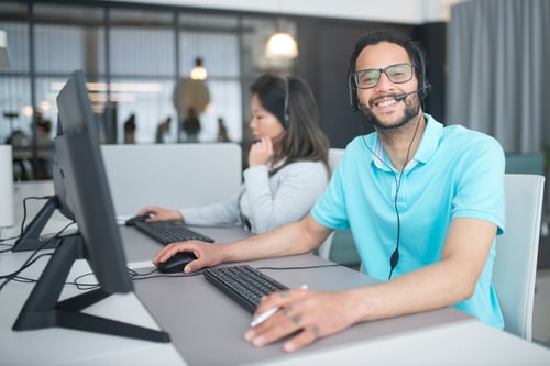 Man met headset, gebruikt 3CX en lacht naar camera