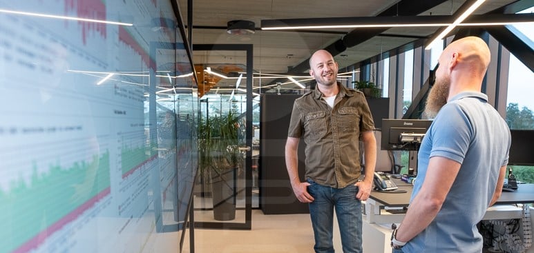 Collega's van Keensystems lachen bij scherm.