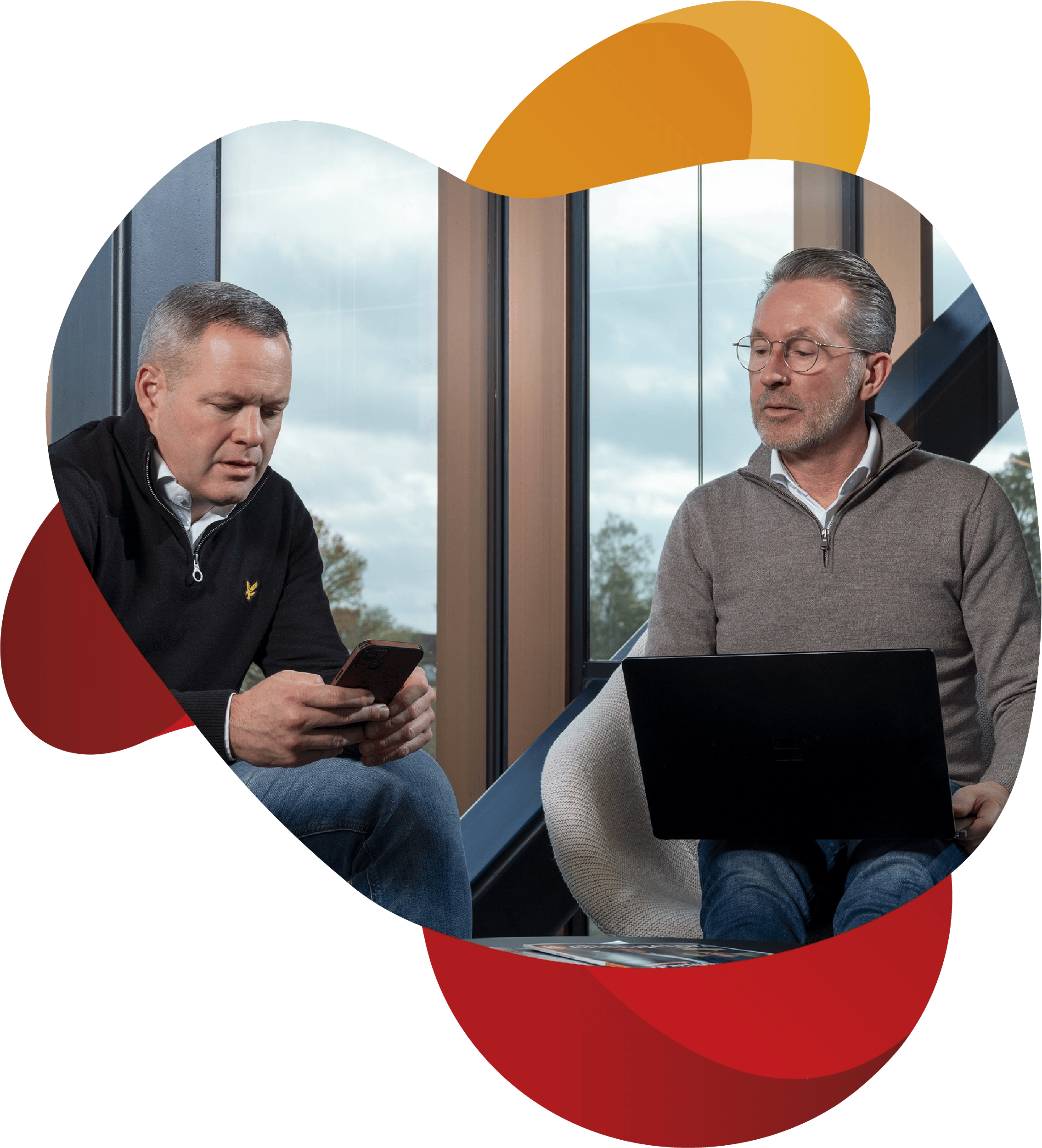 Twee medewerkers kijken op een telefoonscherm