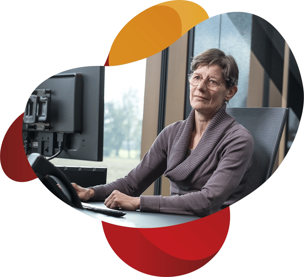 Administratief medewerker van KeenSystems kijkt naar scherm