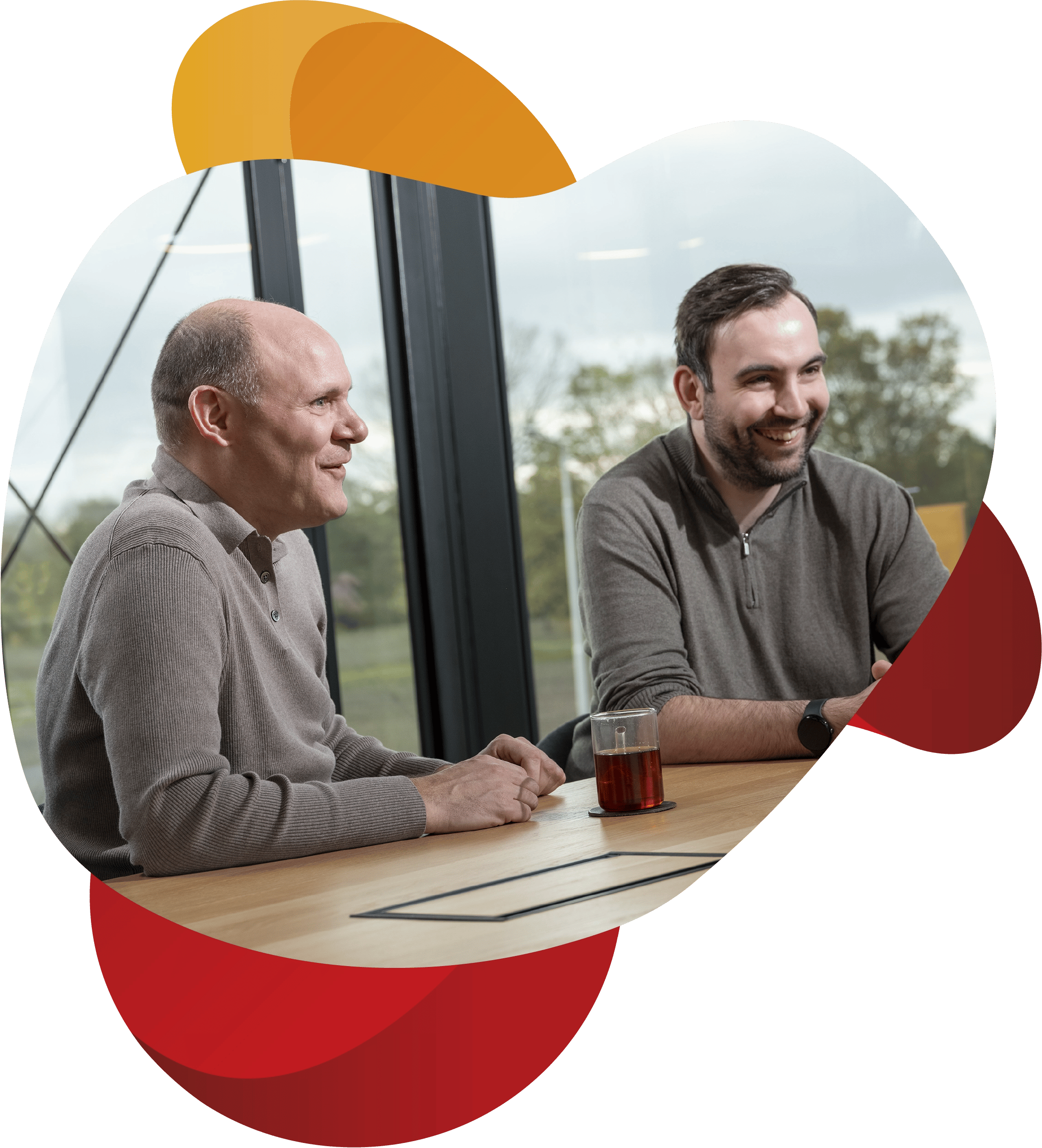 Twee medewerkers van KeenSystems zitten naast elkaar in een overleg.