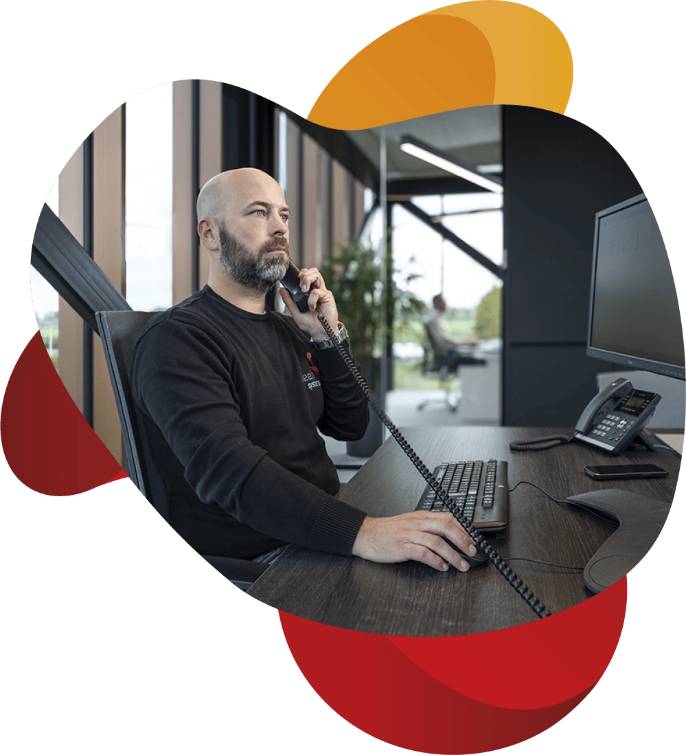 Medewerker van KeenSystems aan de telefoon