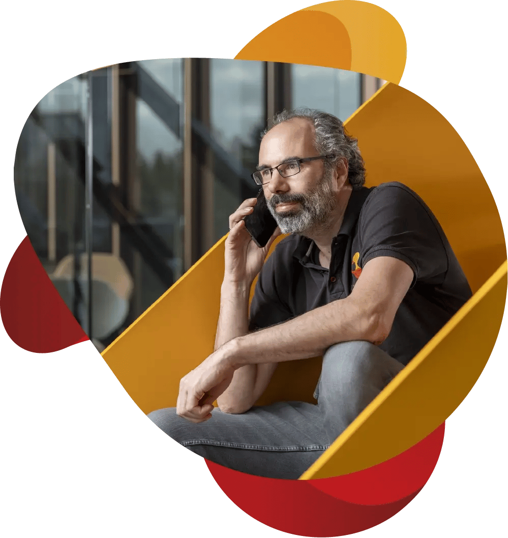 Medewerker van KeenSystems aan het bellen