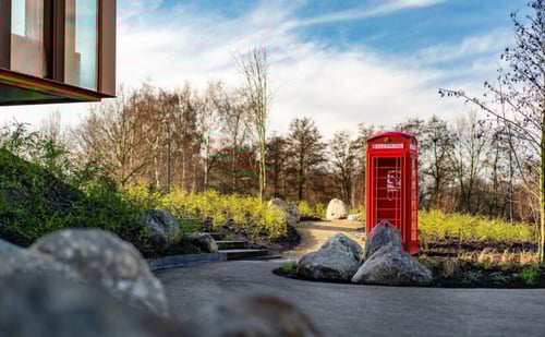 Telefooncel bij bedrijfspand KeenSystems