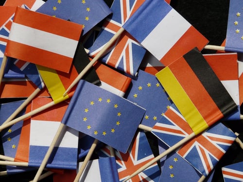 Prikkers met verschillende europese vlaggen